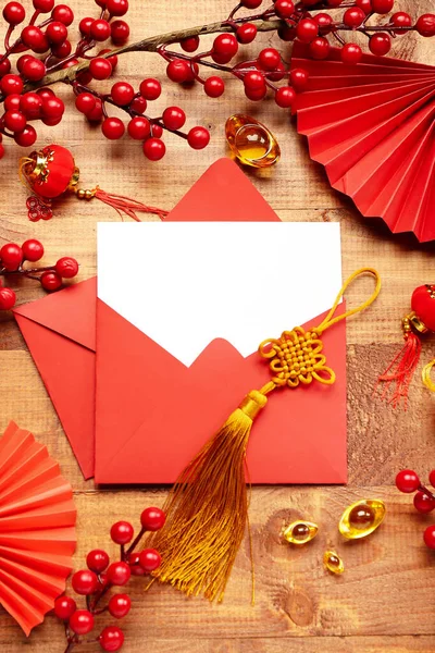 Envelopes Com Cartão Branco Símbolos Chineses Fundo Madeira Celebração Ano — Fotografia de Stock