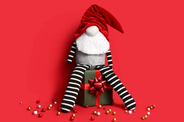 クリスマスのノームのおもちゃ ギフトボックスと赤い背景の装飾 — ストック写真