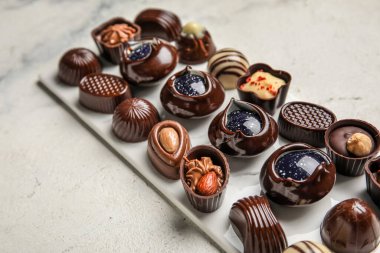 Beyaz mermer arka planda çikolatalı şekerler