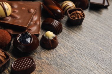 Tahta arka planda çikolatalar ve şekerler