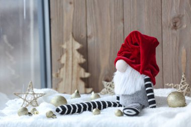 Noel cücesi ve hafif kumaş süslemeleri ahşap arka planda