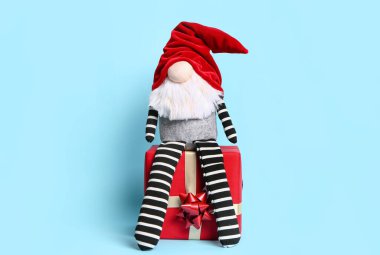 Noel cücesi renk arkaplanına karşı hediye kutusunda