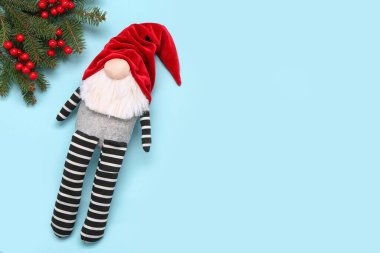 Noel cücesi ve köknar dalları renk arkaplanı