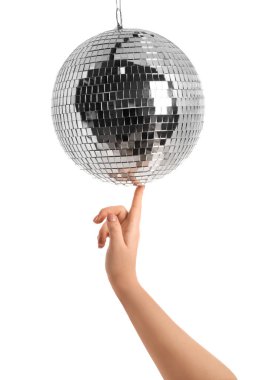 Beyaz arka planda disko topu olan kadın