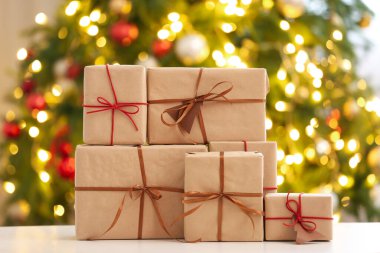 Bulanık Noel ağacına karşı Masada güzel hediyeler