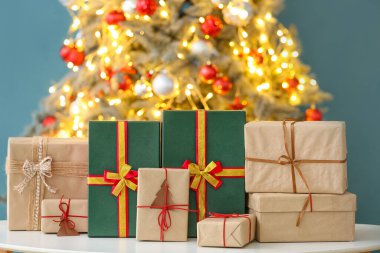 Bulanık Noel ağacına karşı Masada güzel hediyeler