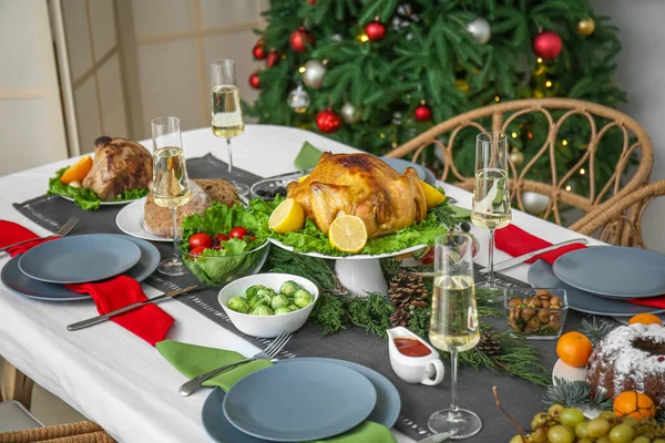 Christmas Table Setting Tasty Chicken Glasses Champagne Dining Room — Stock Photo, Image