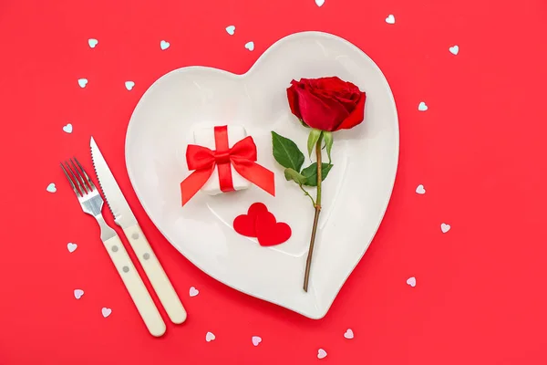 Накрытие Стола День Святого Валентина Розой Подарком Сердечками Красном Фоне — стоковое фото