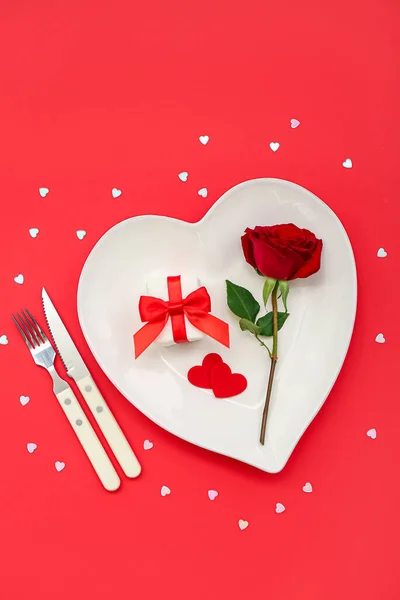 Накрытие Стола День Святого Валентина Розой Подарком Сердечками Красном Фоне — стоковое фото