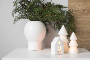 Kozalaklı vazolar, mum tutacağı ve yatak odasındaki Noel ağaçları.