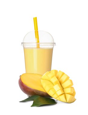 Beyaz arka planda mangolu plastik balonlu çay.