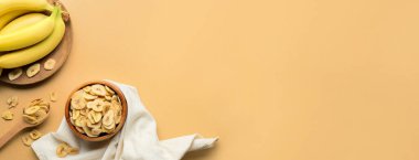 Bej arkaplanda lezzetli muz cipsleri ve metin için boşluk