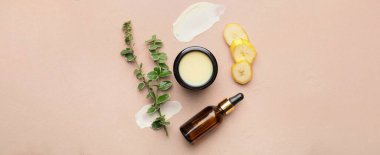 Bej arka planda doğal muz kozmetiği