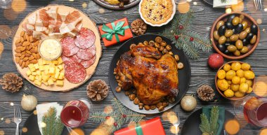 Koyu ahşap arka planda Noel yemeği için farklı lezzetli yemekler.