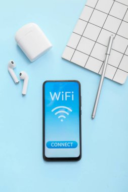 Not defteri, kalem, kulaklık ve kablosuz ağ sembollü cep telefonu.