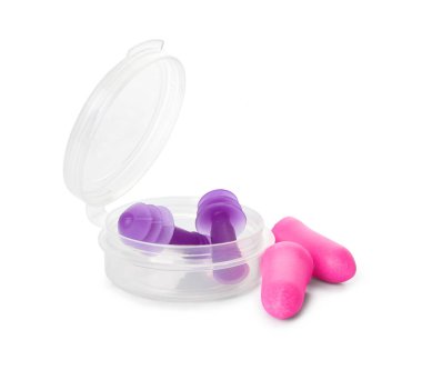 Beyaz arkaplanda kulak tıkaçları olan bir konteyner