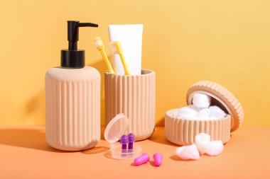 Renkli arka planda kulak tıkaçları ve banyo malzemeleri