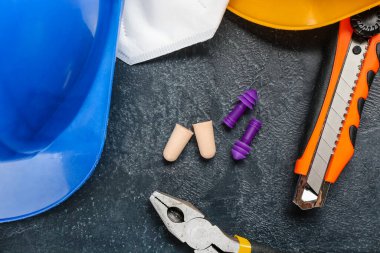 Kulak tıkaçları, bıçak, kerpeten ve koyu arkaplan başlığı.