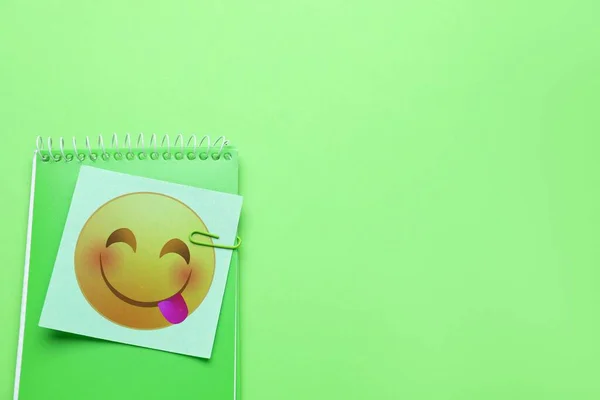 Sticky Note Happy Emoticon Notebook Green Background Space Text — Stock Photo, Image