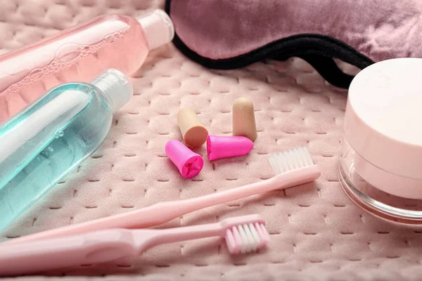 Schuim Oordoppen Tandenborstels Cosmetica Stof Achtergrond — Stockfoto