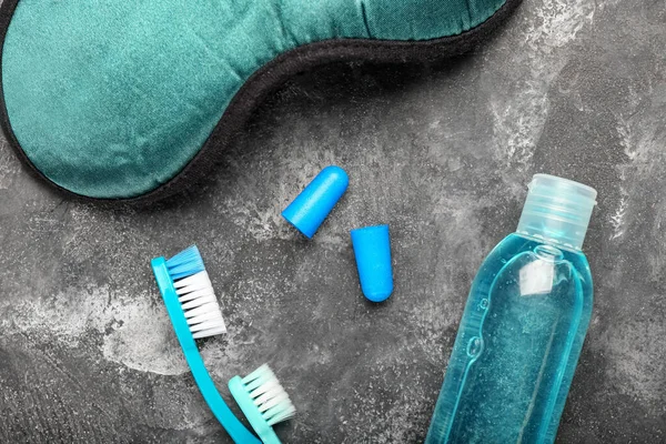 Oordoppen Tandenborstels Slaapmasker Fles Cosmetisch Product Donkere Achtergrond — Stockfoto