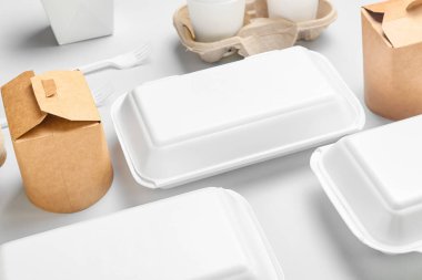 Aydınlık masada farklı yemek kapları, yakın çekim.