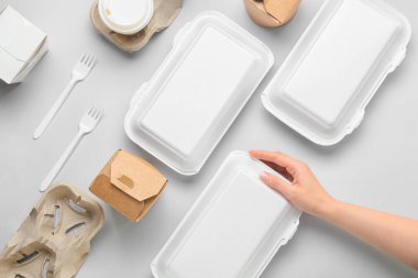 Kadın eli ve arka planda farklı yiyecek kapları.