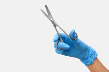 Beyaz arka planda makaslı kadın doktor.