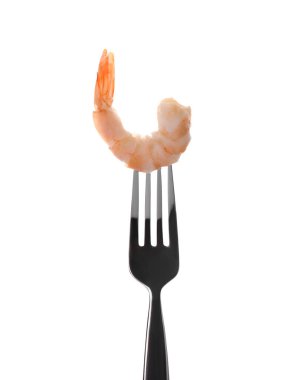 Beyaz arka planda izole edilmiş lezzetli karides kuyruklu çatal.