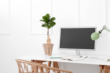 Işık duvarı yakınında bilgisayar ve tesisi olan işyeri