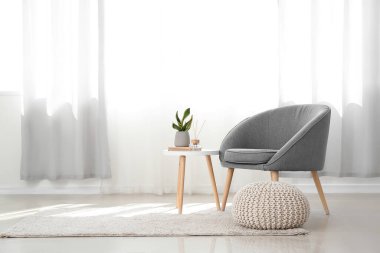 Yılan bitkisi, masa ve koltuğu olan modern oturma odası.