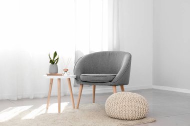 Yılan bitkisi, masa ve koltuğu olan modern oturma odası.