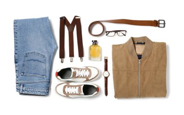 Beyaz arka planda erkek kıyafetleri, ayakkabılar ve farklı aksesuarlar.