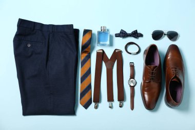 Mavi arkaplanda erkek aksesuarları