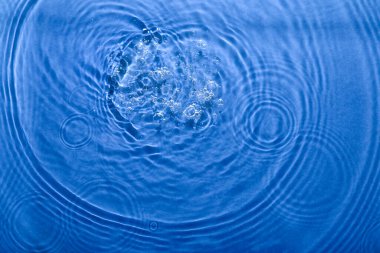 Mavi zemin üzerinde temiz su