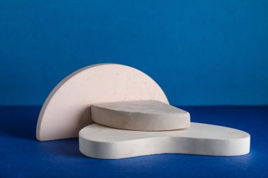 Mavi arkaplanda boş vitrin başlıkları