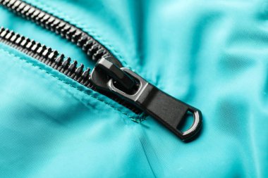 Siyah fermuar şık cekette, yakın plan.