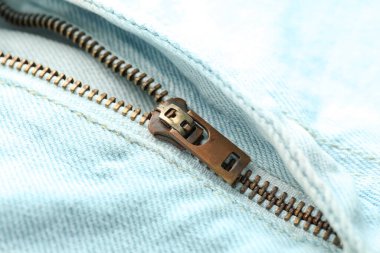 Açık kotlu metal fermuar, yakın plan.