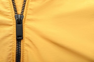 Sarı elbiseli siyah fermuar, yakın plan.