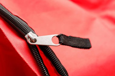 Siyah fermuarlı kırmızı kumaşın yakın görüntüsü