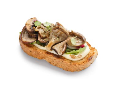 Beyaz arka planda krem peynirli ve mantarlı lezzetli tost.