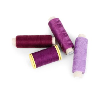 Beyaz arkaplanda izole edilmiş renkli dikiş ipliği makaraları