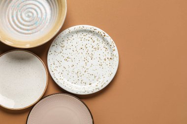 Kahverengi arkaplanda boş plakalar