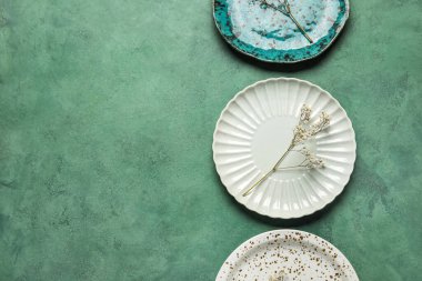 Yeşil arka planda çiçek desenli plakalar