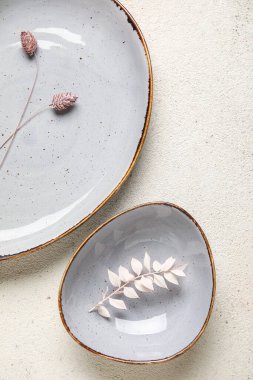 Gri arkaplanda çiçek dekoru olan plakalar