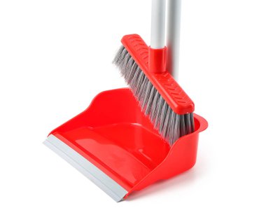 Süpürgesi beyaz arkaplanda izole edilmiş faraş, yakın plan