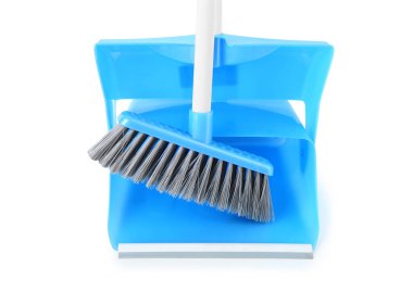 Temizleme süpürgesi ve faraş beyaz arkaplanda izole edilmiş, yakın plan