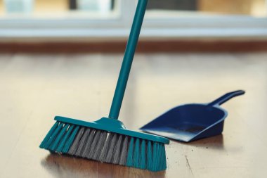 Süpürge ve faraş ile yerleri süpür, kapat