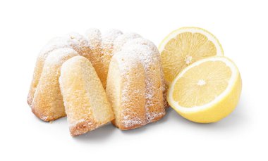 Beyaz arka planda lezzetli kek ve limon