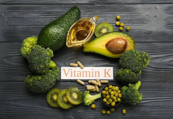 Skład Tekstem Vitamin Tabletki Zdrowe Produkty Czarnym Drewnianym Tle — Zdjęcie stockowe